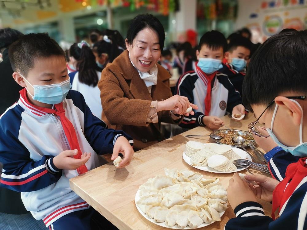 情暖冬至小学生其乐融融包饺子